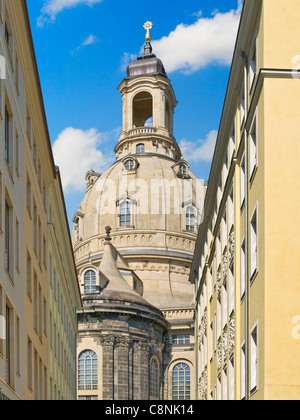 Vue à travers Rampische rue à l'église Notre Dame, Dresde, Saxe, Allemagne, Europe Banque D'Images