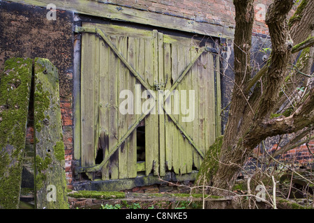 Porte de l'écurie dans un bloc de vieux bâtiments agricoles obsolètes fenland. Banque D'Images