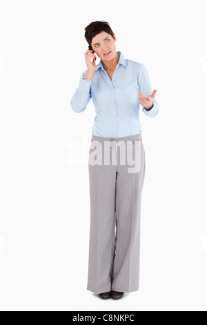 Femme malheureuse effectuer un appel téléphonique Banque D'Images