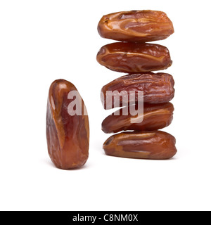 Abstract pile de fruits date sur fond blanc. Banque D'Images