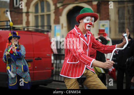 Clowns assister à un service religieux à la mémoire du célèbre clown Joseph Grimaldi est de Londres. Banque D'Images