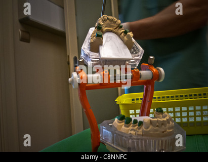 Maldedent le tourisme et les soins dentaires en Hongrie avec l'équipe du Dr Decker DH Dental Dents Banque D'Images