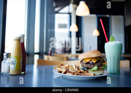 Cheeseburger, frites et milkshake in diner Banque D'Images