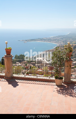 Avis de Giardini Naxos et de Golfo di Naxos, de Taormina, Sicile, Italie Banque D'Images