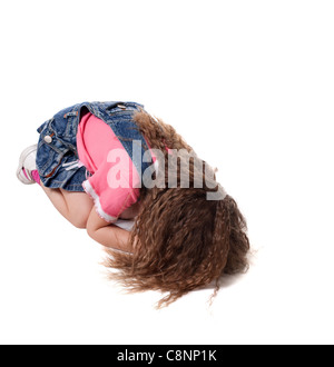 Crying Girl with long hair siéger sur blanc - isolé Banque D'Images