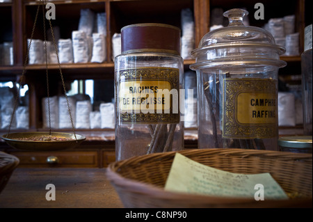 L'herboristerie de la Place Clichy "rue d'Amsterdam'in Paris Médecine naturelle en danger. La teinture mère de plantes médicinales des tisanes et p Banque D'Images