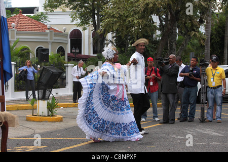 Exécution publique de danses folkloriques dans la ville de Panama. Banque D'Images