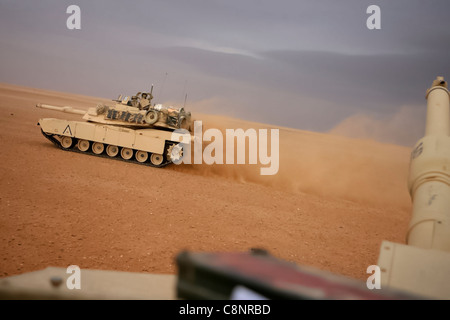 Deux chars principaux M1A1 Abrams patrouillent avec la Force opérationnelle Mech, équipe de combat régimentaire 5 dans la province d'al-Anbar, en Irak, novembre 29. La Force opérationnelle Méca est composée de Marines et de marins de la Compagnie A, 2e Bataillon de chars, en conjonction avec des éléments de la Compagnie B, 1er BN. Reconnaissance blindée légère et 1er BN. Génie de combat. Les Marines et les marins de la Force opérationnelle Méca mènent diverses missions dans la province d'al-Anbar, y compris des patrouilles de présence et des missions humanitaires. Banque D'Images