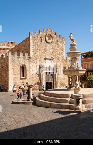 La cathédrale de Taormine, Cathédrale de San Nicolo, et fontaine baroque, la Piazza del Duomo, Taormina, Sicile, Italie Banque D'Images