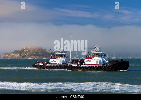 Gros remorqueurs dans la baie de San Francisco pendant 'Fleet Week' avec Alcatraz Prison au-delà de la Californie, USA Banque D'Images