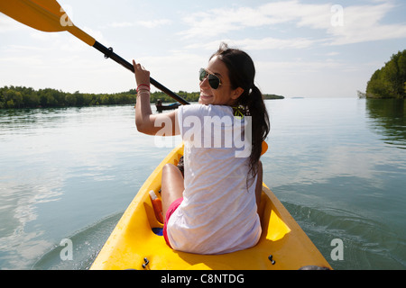 Hispanic woman paddling kayak Banque D'Images
