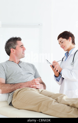 Femme médecin parler à un patient de sexe masculin Banque D'Images