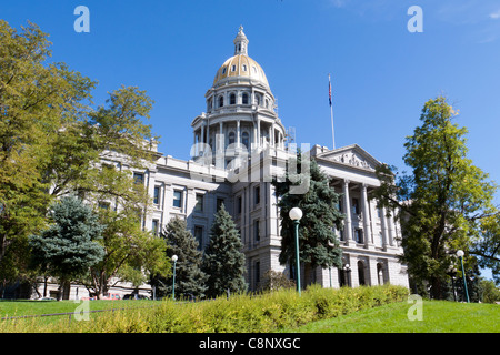 Avant de la Colorado State Capitol building avec dôme d'or pris d'un côté pelouse, à Denver. Banque D'Images