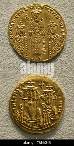 Solidus d'or byzantine coins sur l'affichage dans le Musée Bode de Berlin, Allemagne. Haut de la médaille, c'est l'or de solidus empereur byzantin Constantin VII Porphyrogennetos (au centre) représenté avec ses co-souverain romain I Lécapène et son fils aîné Christophe Lécapène de circa 921-930. Banque D'Images