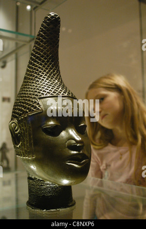 Tête en bronze de la Reine vu au British Museum de Londres, Angleterre, Royaume-Uni. Banque D'Images