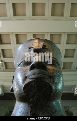 Tête géante d'un pharaon vu au British Museum de Londres, au Royaume-Uni. Banque D'Images