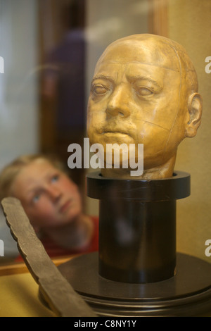 Jeune Visiteur d'examiner la tête de cire de tsar russe Pierre le Grand dans le Musée de l'Ermitage à Saint-Pétersbourg, en Russie. Banque D'Images