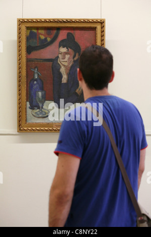 Le buveur d'Absinthe. Visiteur en face de la célèbre peinture de Pablo Picasso dans le Musée de l'Ermitage à Saint-Pétersbourg, en Russie. Banque D'Images