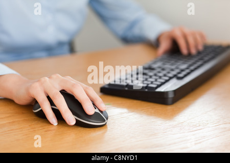Femme avec les mains sur la souris et clavier Banque D'Images