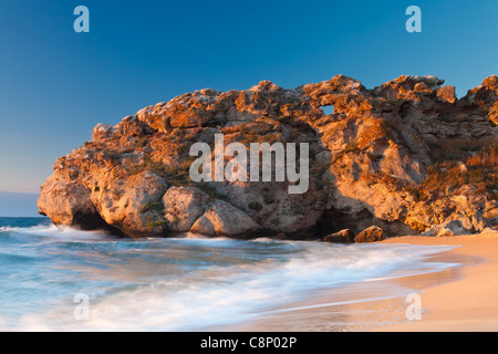 Beau rocher sur la mer d'Azov port au coucher du soleil Banque D'Images