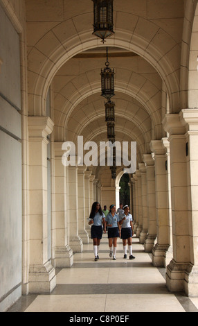 Les enfants de l'école de fille ou les filles d'aller à l'école à la Havane, également connu sous le nom de Habana Vieja habana,Cuba,, Amérique centrale Banque D'Images