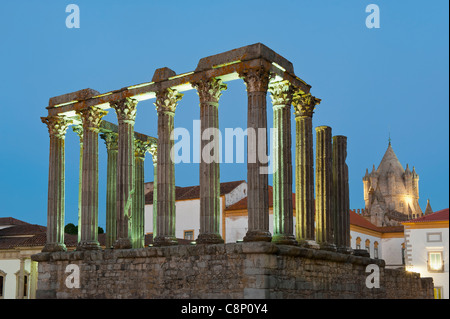 Le temple romain de Diana au coucher du soleil, la cathédrale Santa Maria dans l'arrière-plan, Evora, Alentejo, Portugal Banque D'Images