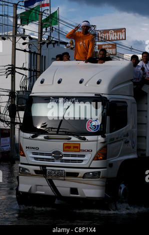 Les réfugiés fuient thaïlandais inondation sur un tracteur semi-remorque (18 Phahon Yothin wheeler) sur Road, Bangkok, Thaïlande, Asie du Sud Est sur Octobre 28, 2011. La Thaïlande connaît ses pires inondations en plus de 50 ans. crédit : Kraig Lieb Banque D'Images