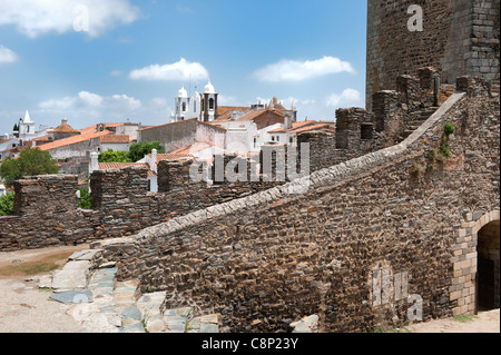 Monsaraz, vue depuis les remparts de l'église Santa Maria da Lagoa ou Nossa Senhora de Lagoa, Alentejo, Portugal Banque D'Images