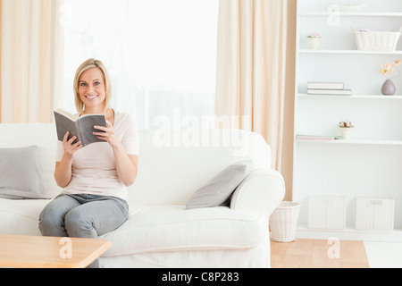 Femme aux cheveux blonds et avec un livre Banque D'Images
