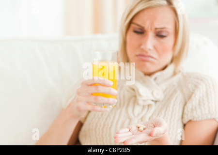 Close up of a sad woman showing pills Banque D'Images