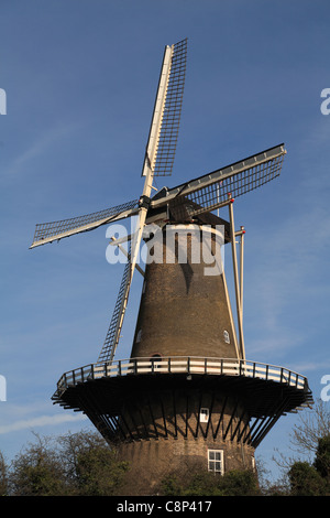 Moulin à vent hollandais à Leyde Molen de Valk molenmuseum musée vu de Rijnsbergersingel Hollande Pays-Bas Banque D'Images