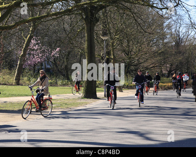 Groupe de touristes circonscription de louer des vélos dans le Vondelpark Amsterdam Hollande Pays-Bas Banque D'Images