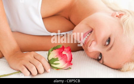 Gros plan d'une belle femme avec une fleur Banque D'Images