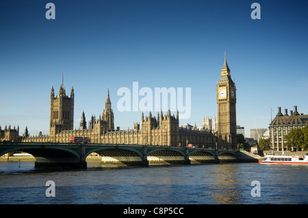 Bateau de croisière Thames titre pour les Chambres du Parlement Banque D'Images