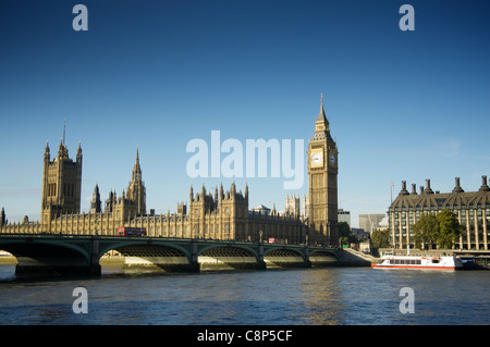 Bateau de croisière Thames titre pour les Chambres du Parlement Banque D'Images