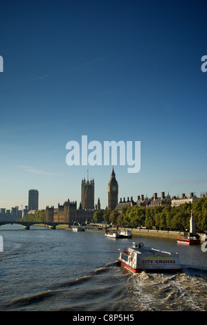 Bateau de croisière Thames titre pour les Chambres du Parlement Banque D'Images