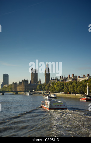 Bateau de croisière Thames titre pour les Chambres du Parlement Banque D'Images