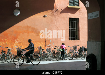 Des vélos sur la Via Farini dans le centre de Reggio Emilia, Italie. Banque D'Images
