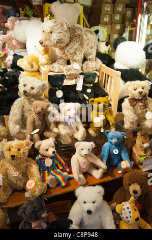 Ours en peluche Steiff à vendre dans un magasin en magasin , Lavenham Suffolk , Angleterre , Angleterre , Royaume-Uni Banque D'Images