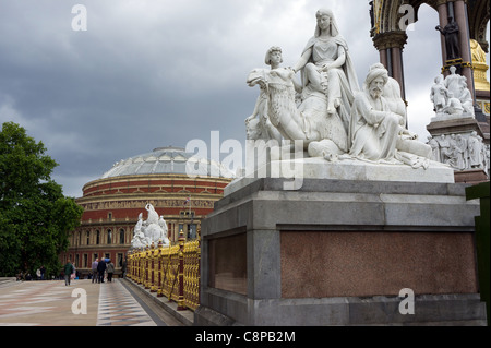 'Afrique' group par William Theed, sculpture allégorique sur l'Albert Memorial, avec le Royal Albert Hall en arrière-plan, Londres Banque D'Images