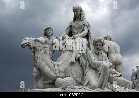 'Afrique' group par William Theed, sculpture allégorique sur l'Albert Memorial, London Banque D'Images