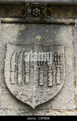 L'Abbaye de Croyland armes, couteaux de St Barthélemy et St Guthlac, fléaux de Crowland, Lincolnshire, Royaume-Uni Banque D'Images