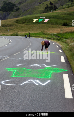 Route alpine de peinture du ventilateur à l'appui d'une éventuelle victoire du Maillot Vert Mark Cavendish, Tour de France, 2011 Banque D'Images