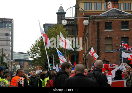 Les membres de l'English Defence League (EDL). Marcher vers le bas large rue à Birmingham le 29 octobre 2011. Banque D'Images