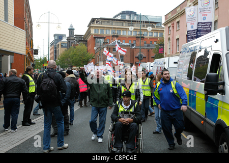 Les membres de l'English Defence League (EDL). Marcher vers le bas large rue à Birmingham le 29 octobre 2011. Banque D'Images