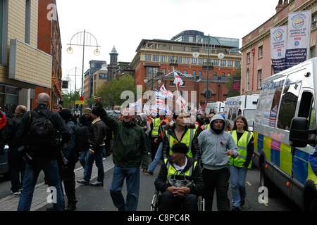 Les membres de l'English Defence League (EDL). Marcher vers le bas large rue à Birmingham le 29 octobre 2011. Banque D'Images