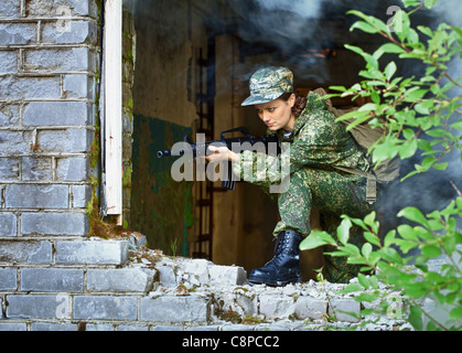 Une femme avec un fusil, gardez la défense dans la bataille Banque D'Images