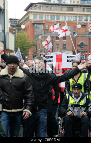 Les membres de l'English Defence League (EDL). Marcher vers le bas large rue à Birmingham le 29 octobre 2011. Banque D'Images