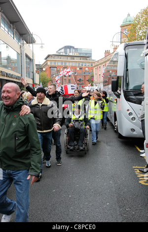 Les membres de l'English Defence League (EDL). Marcher vers le bas large rue à Birmingham le 29 octobre 2011. Banque D'Images