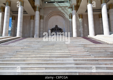 Statue commémorant Gengis Khan, le dirigeant de l'empire mongol à Sükhbaatar Square à Oulan Bator. Banque D'Images